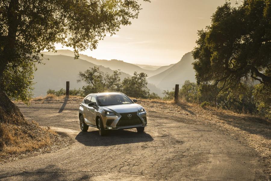  Lexus NX300 F-Sport 2017 года  (NA) (фото 23 из 41)